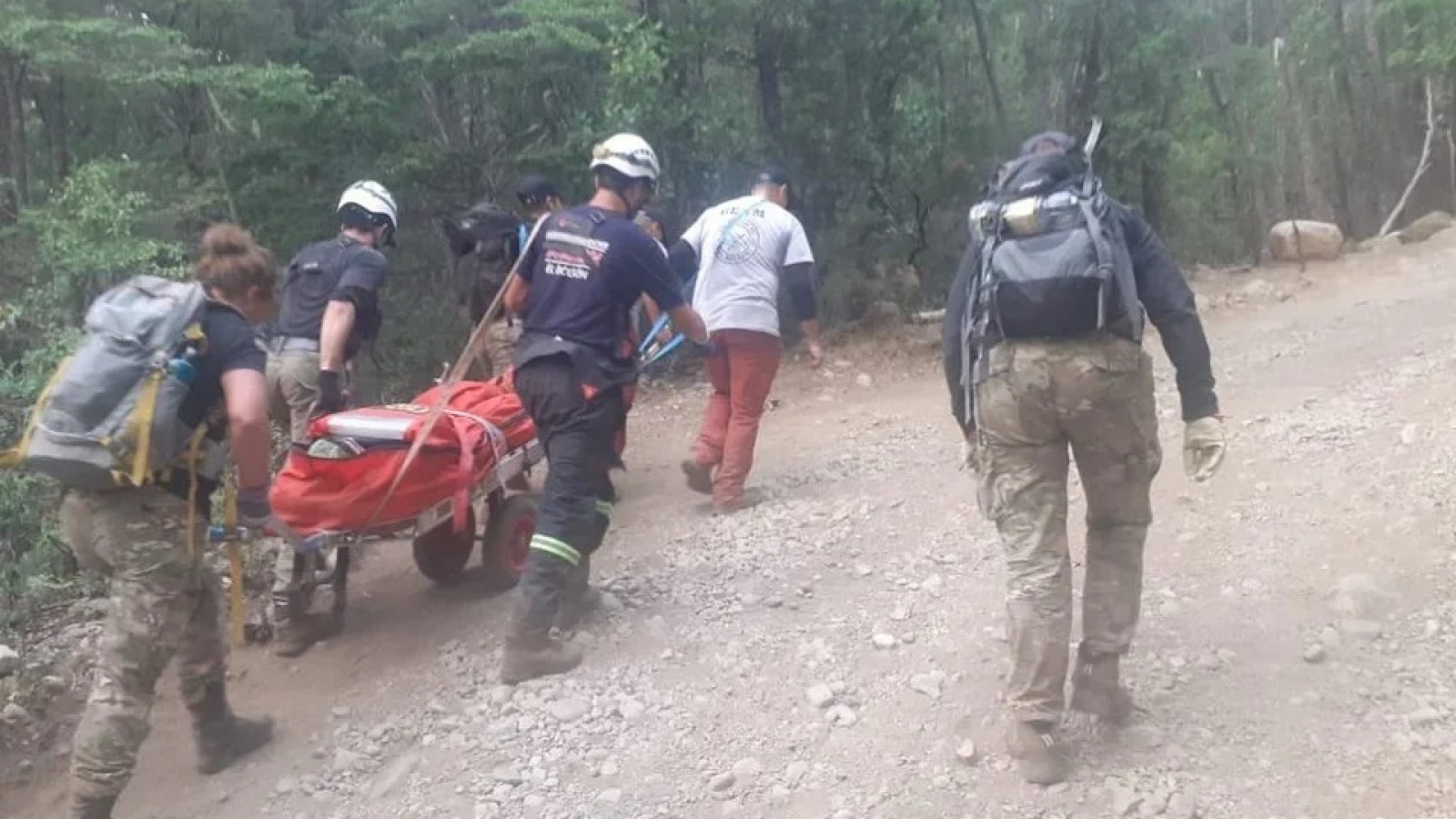 La joven fue inmovilizada y trasladada en una camilla especial